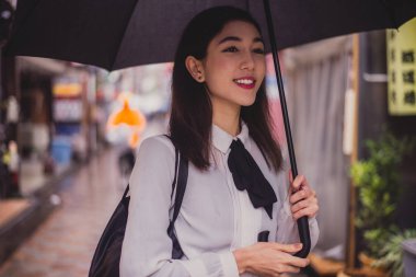 Tokyo'da yürüyüş güzel Japon kızı. Kavram genç hakkında