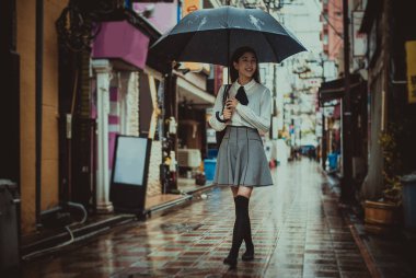 Tokyo'da yürüyüş güzel Japon kızı. Kavram genç hakkında