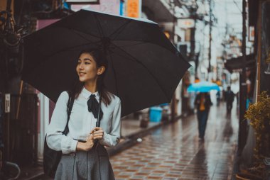 Tokyo'da yürüyüş güzel Japon kızı. Kavram genç hakkında
