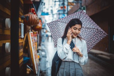 Tokyo'da yürüyüş güzel Japon kızı. Kavram genç hakkında