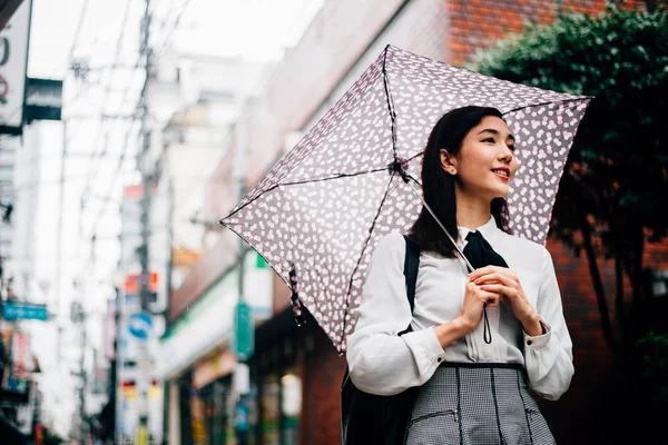 Vacker japansk flicka vandrar i Tokyo. Konceptet om tonåring — Stockfoto