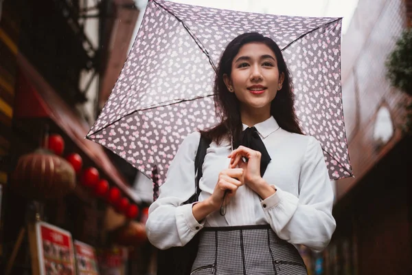 Beautiful japanese girl walking in Tokyo. Concept about teenager — Stock Photo, Image