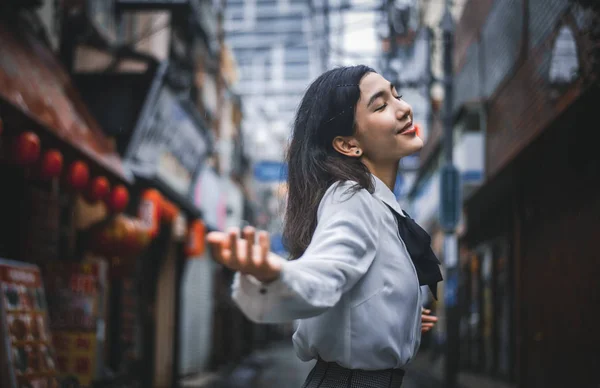 Vacker japansk flicka vandrar i Tokyo. Konceptet om tonåring — Stockfoto