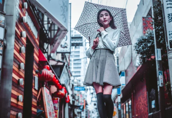 Tokyo'da yürüyüş güzel Japon kızı. Kavram genç hakkında