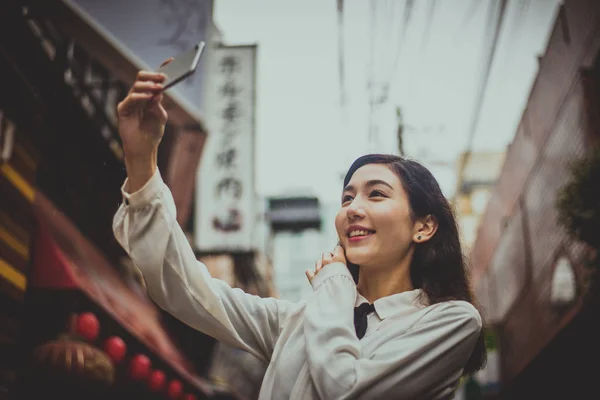 Beautiful japanese girl walking in Tokyo. Concept about teenager — Stock Photo, Image