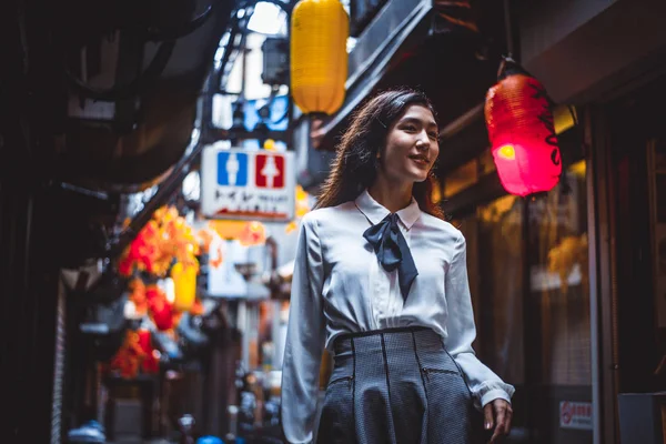 Beautiful japanese girl walking in Tokyo. Concept about teenager — Stock Photo, Image