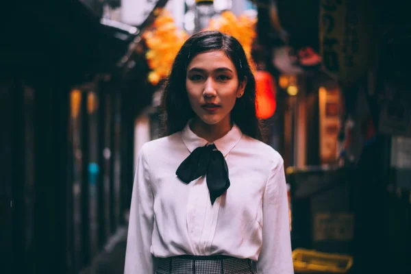 Menina japonesa bonita andando em Tóquio. Conceito sobre adolescente — Fotografia de Stock