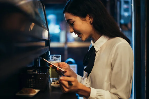 Japanese woman eating in a restaurant — Stock Photo, Image