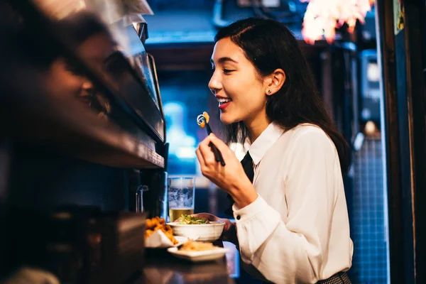 Japonais femme manger dans un restaurant — Photo