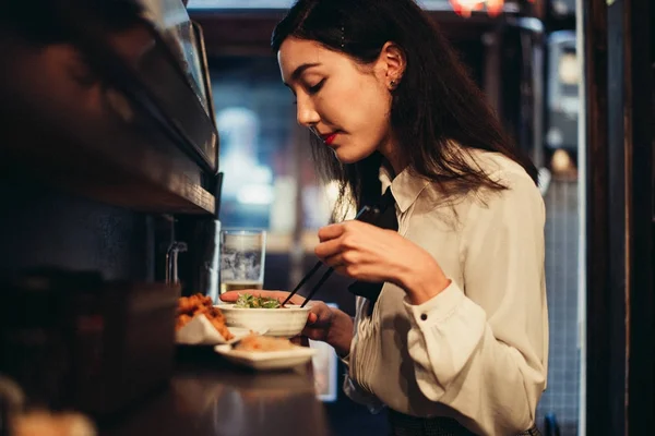 Giapponese donna mangiare in un ristorante — Foto Stock