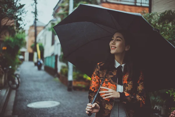 美丽的日本女孩在东京漫步。关于青少年的概念 — 图库照片