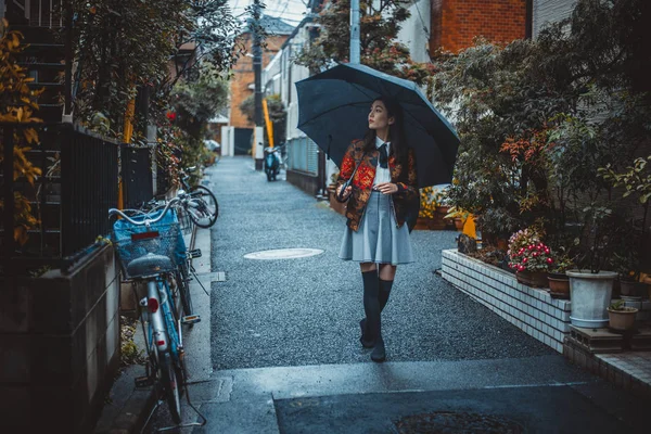 Piękny japoński dziewczyna spaceru w Tokio. Pojęcie o nastolatek — Zdjęcie stockowe