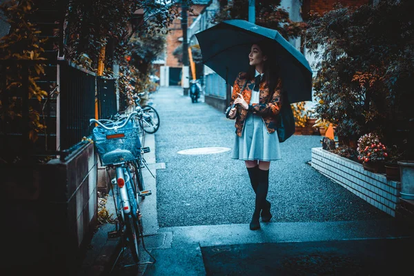 Frumoasă fată japoneză care merge în Tokyo. Conceptul de adolescent — Fotografie, imagine de stoc