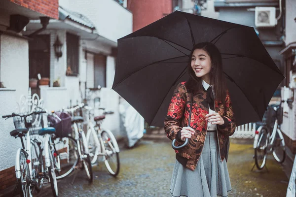 Красивая японская девушка гуляет по Токио. Концепция о подростке — стоковое фото