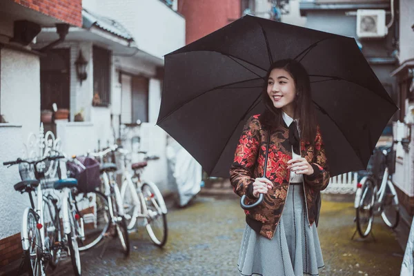 東京中を歩いて美しい日本人の女の子。十代の若者についての概念 — ストック写真