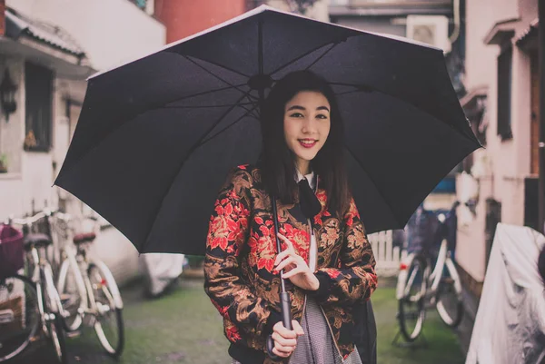 Menina japonesa bonita andando em Tóquio. Conceito sobre adolescente — Fotografia de Stock