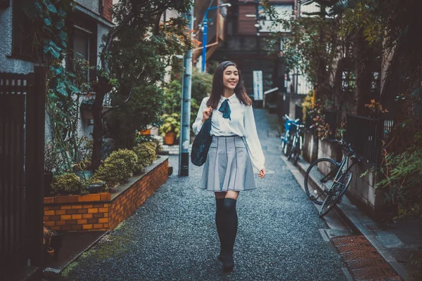 Mooi Japans meisje lopen in Tokio. Begrip over tiener — Stockfoto