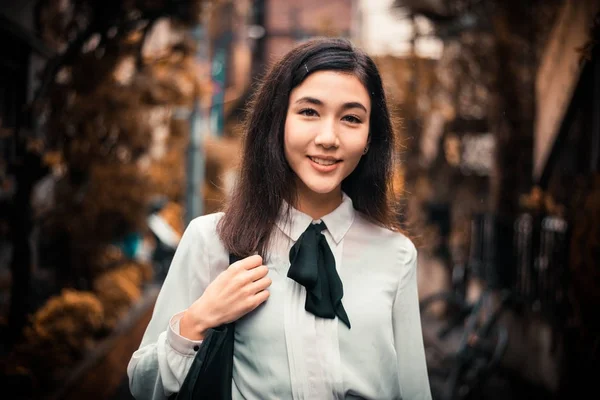 東京中を歩いて美しい日本人の女の子。十代の若者についての概念 — ストック写真