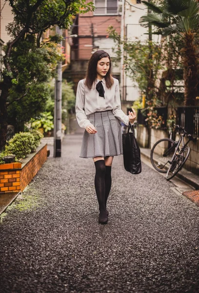 Piękny japoński dziewczyna spaceru w Tokio. Pojęcie o nastolatek — Zdjęcie stockowe