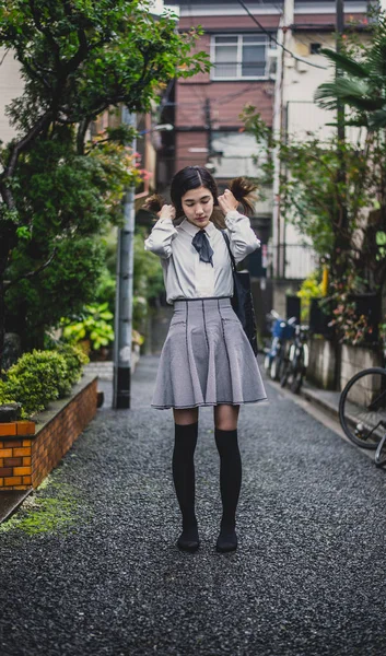Vacker japansk flicka vandrar i Tokyo. Konceptet om tonåring — Stockfoto