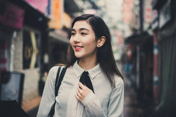 Frumoasă fată japoneză care merge în Tokyo. Conceptul de adolescent — Fotografie, imagine de stoc