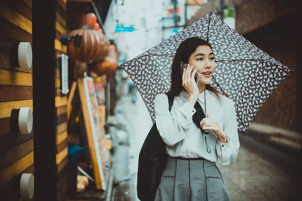 Frumoasă fată japoneză care merge în Tokyo. Conceptul de adolescent — Fotografie, imagine de stoc