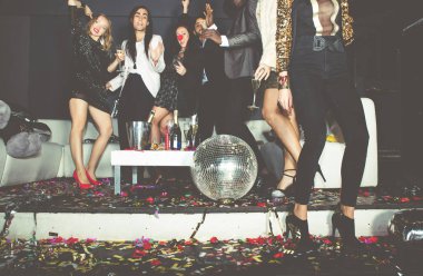 Partidekiler kulüpte kutlama yapıyor.