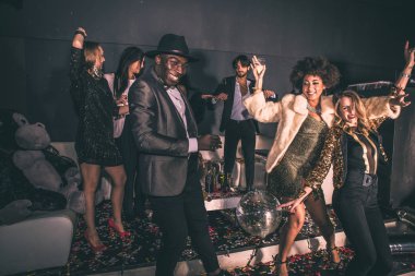 Partidekiler kulüpte kutlama yapıyor.