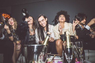 Partidekiler kulüpte kutlama yapıyor.