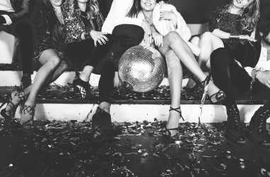 Partidekiler kulüpte kutlama yapıyor.