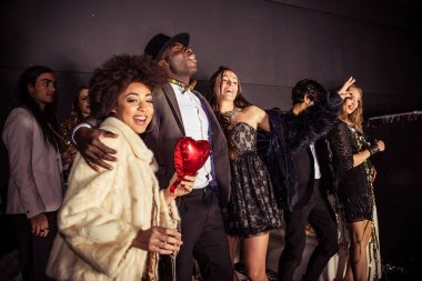 Partidekiler kulüpte kutlama yapıyor.