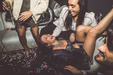 Partidekiler kulüpte kutlama yapıyor.