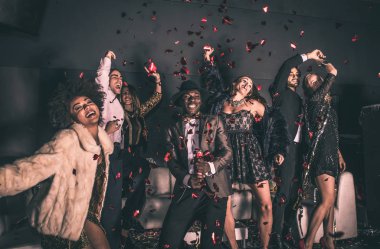 Partidekiler kulüpte kutlama yapıyor.