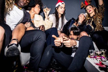 Partidekiler kulüpte kutlama yapıyor.