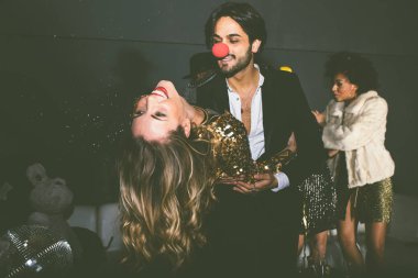 Partidekiler kulüpte kutlama yapıyor.