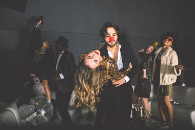 Partidekiler kulüpte kutlama yapıyor.