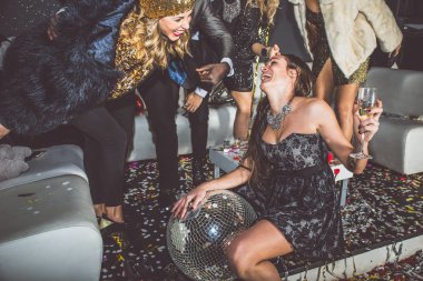 Partidekiler kulüpte kutlama yapıyor.