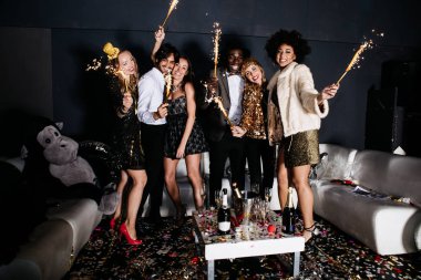 Partidekiler kulüpte kutlama yapıyor.