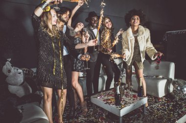 Partidekiler kulüpte kutlama yapıyor.