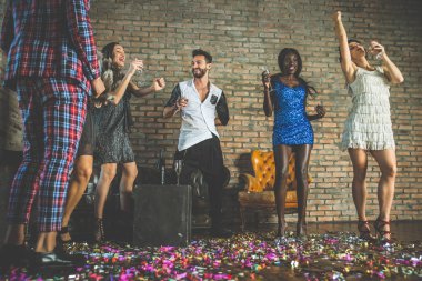 Kutlama ve parti yapma arkadaş grubu