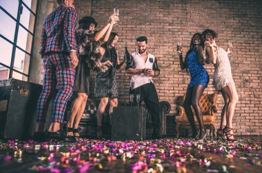 Kutlama ve parti yapma arkadaş grubu