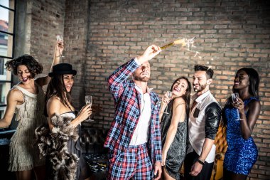 Kutlama ve parti yapma arkadaş grubu