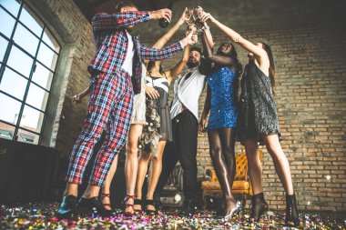 Kutlama ve parti yapma arkadaş grubu