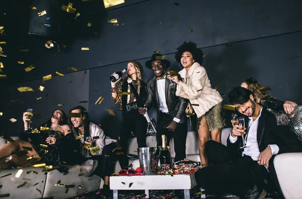 Gente de fiesta celebrando en el club — Foto de Stock