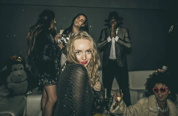Amigos se divertindo na discoteca — Fotografia de Stock