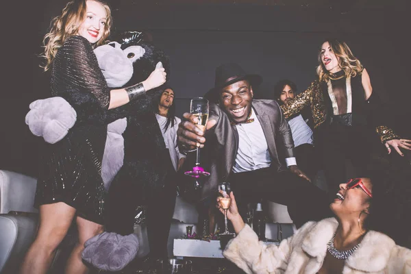 Pessoas da festa comemorando no clube — Fotografia de Stock