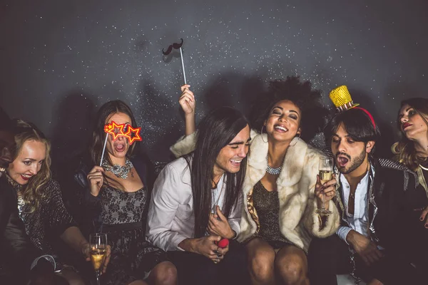 Partyvolk feiert im Club — Stockfoto