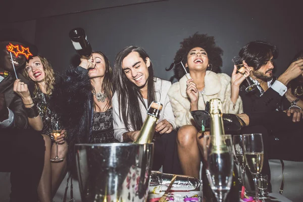 Party lidé slaví v klubu — Stock fotografie