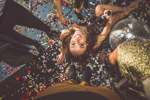 Fest människor firar i klubben — Stockfoto
