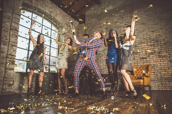 Freundeskreis feiert und macht Party — Stockfoto